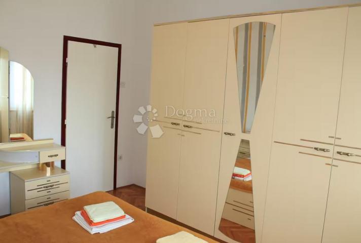 Banjole – apartmanska kuća s bazenom, 4 apartmana i solarnom elektranom, 150 m od mora