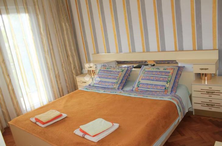 Banjole – apartmanska kuća s bazenom, 4 apartmana i solarnom elektranom, 150 m od mora