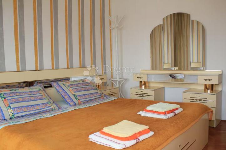 Banjole – apartmanska kuća s bazenom, 4 apartmana i solarnom elektranom, 150 m od mora