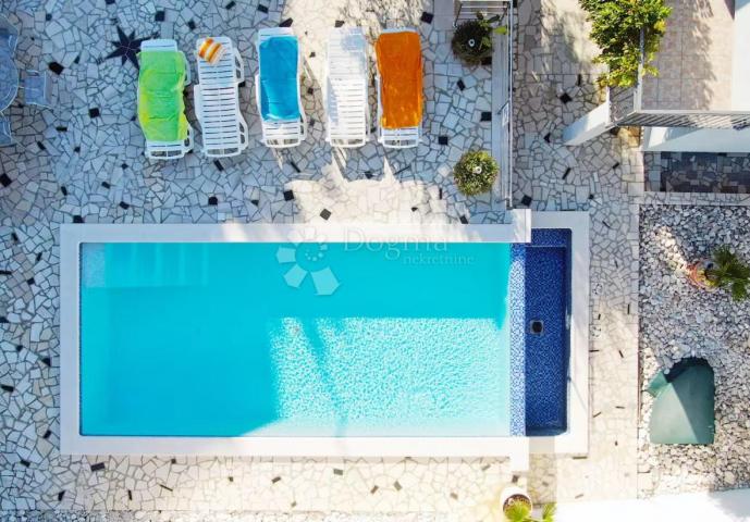 Banjole – apartmanska kuća s bazenom, 4 apartmana i solarnom elektranom, 150 m od mora