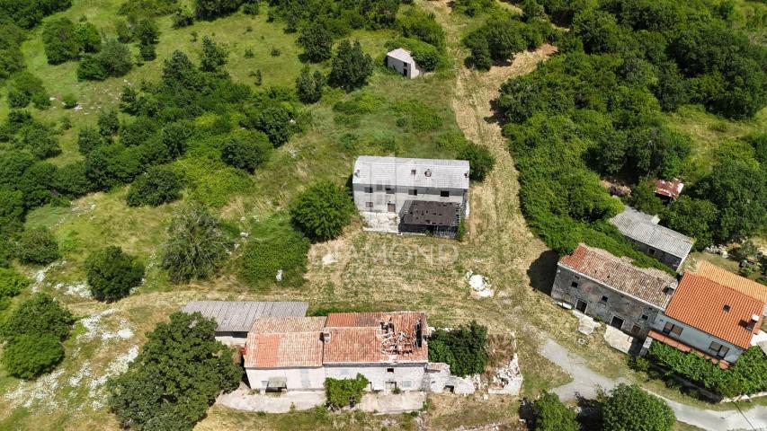 Istra, Barban, kamena kuća za renovaciju s velikom okućnicom