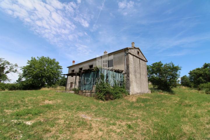 Istra, Barban, kamena kuća za renovaciju s velikom okućnicom