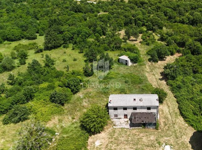 Istra, Barban, kamena kuća za renovaciju s velikom okućnicom