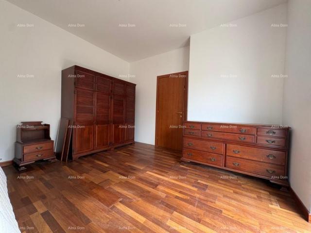 Stan UMAG, stan  sa velikom okućnicom od 1300 m2. Nekretnina ima uporabnu dozvolu. 