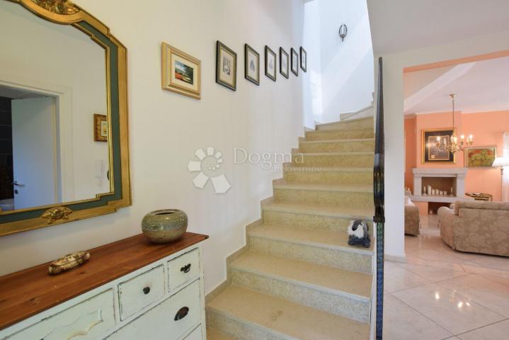 Poreč okolica - šarmantna vila s 3 spavaće sobe i bazenom