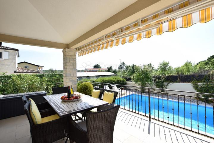 Poreč okolica - šarmantna vila s 3 spavaće sobe i bazenom