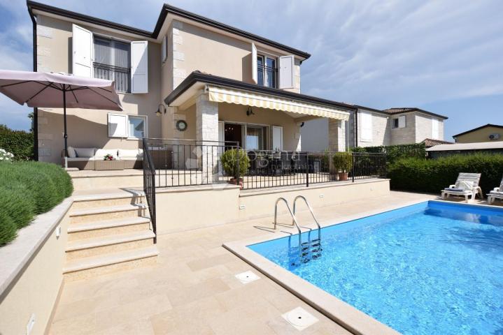 Poreč okolica - šarmantna vila s 3 spavaće sobe i bazenom