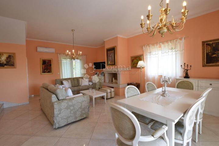 Poreč okolica - šarmantna vila s 3 spavaće sobe i bazenom