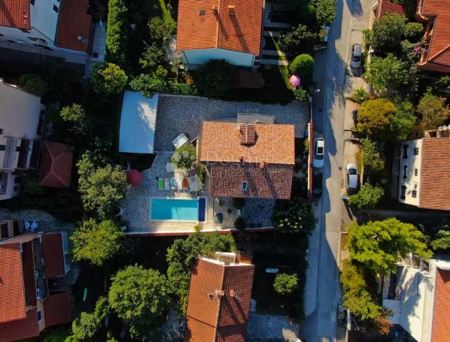 Banjole – apartmanska kuća s bazenom, 4 apartmana i solarnom elektranom, 150 m od mora