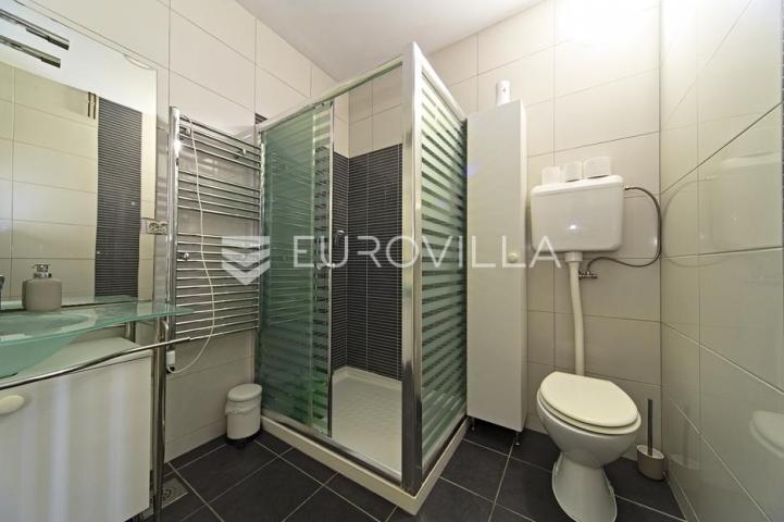 Osijek, Centar grada, iznajmljuje se poslovni prostor u secescijskoj zgradi, 200 m²