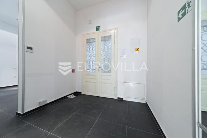 Osijek, Centar grada, iznajmljuje se poslovni prostor u secescijskoj zgradi, 200 m²