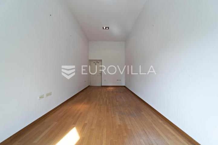 Osijek, Centar grada, iznajmljuje se poslovni prostor u secescijskoj zgradi, 200 m²