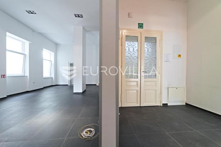 Osijek, Centar grada, iznajmljuje se poslovni prostor u secescijskoj zgradi, 200 m²