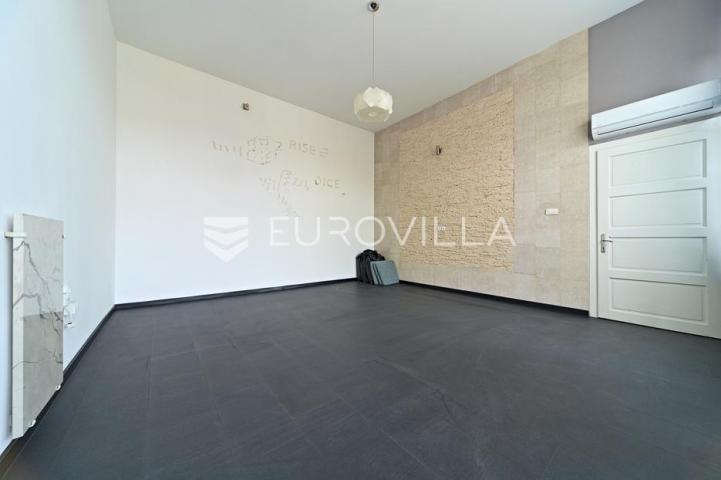 Osijek, Centar grada, iznajmljuje se poslovni prostor u secescijskoj zgradi, 200 m²