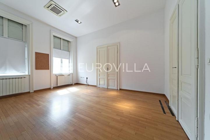 Osijek, Centar grada, iznajmljuje se poslovni prostor u secescijskoj zgradi, 200 m²
