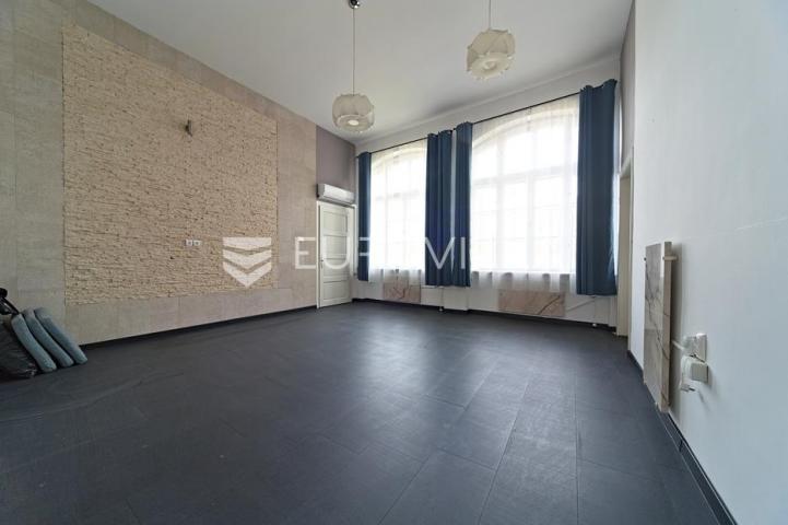 Osijek, Centar grada, iznajmljuje se poslovni prostor u secescijskoj zgradi, 200 m²