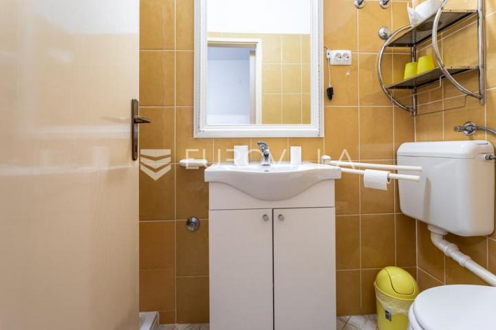 Jesenice, Omiška rivijera samostojeća kuća ukupne površine 426 m²