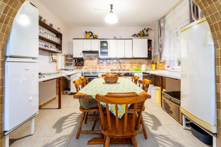 Jesenice, Omiška rivijera samostojeća kuća ukupne površine 426 m²