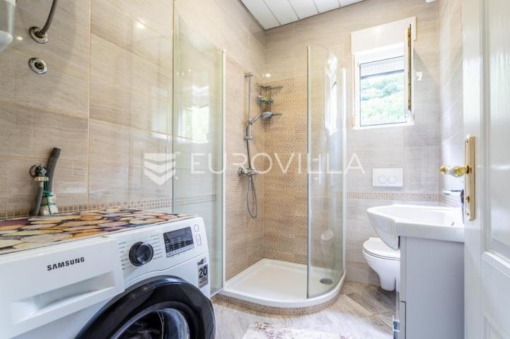 Jesenice, Omiška rivijera samostojeća kuća ukupne površine 426 m²