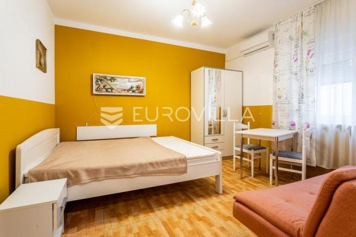 Jesenice, Omiška rivijera samostojeća kuća ukupne površine 426 m²