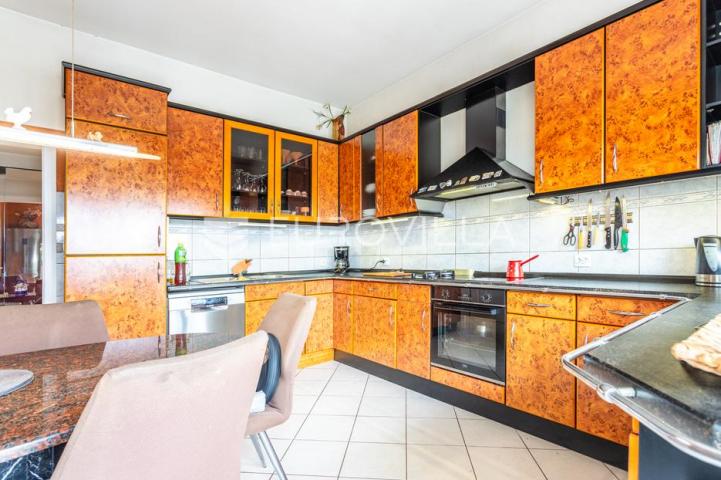 Jesenice, Omiška rivijera samostojeća kuća ukupne površine 426 m²