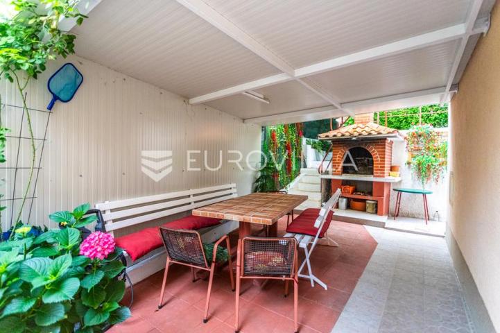 Jesenice, Omiška rivijera samostojeća kuća ukupne površine 426 m²