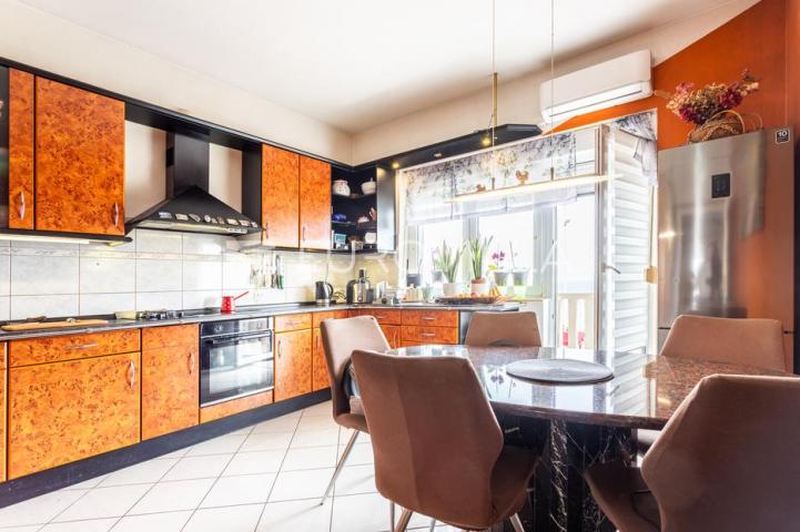 Jesenice, Omiška rivijera samostojeća kuća ukupne površine 426 m²
