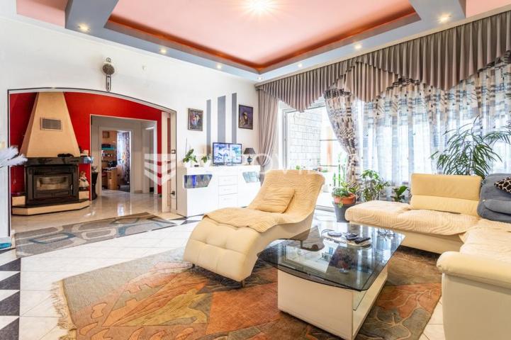 Jesenice, Omiška rivijera samostojeća kuća ukupne površine 426 m²