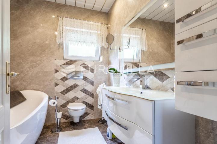 Jesenice, Omiška rivijera samostojeća kuća ukupne površine 426 m²