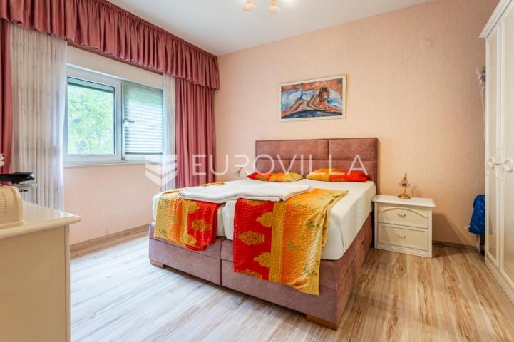 Jesenice, Omiška rivijera samostojeća kuća ukupne površine 426 m²