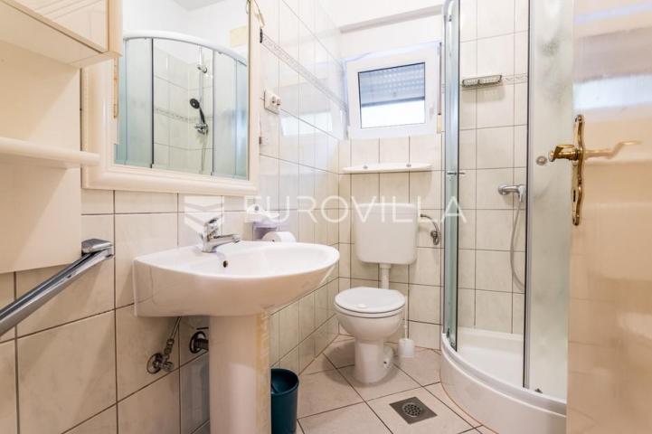 Jesenice, Omiška rivijera samostojeća kuća ukupne površine 426 m²