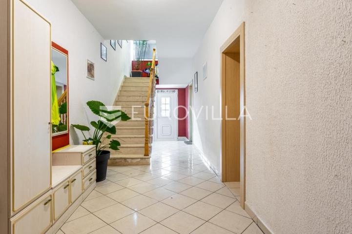 Jesenice, Omiška rivijera samostojeća kuća ukupne površine 426 m²