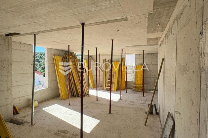 Primošten, moderan stan na prvom katu s balkonom
