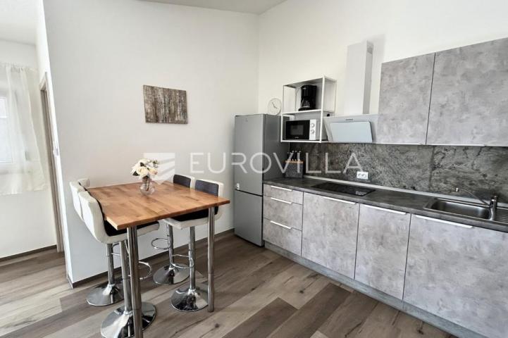Vir, atraktivna apartmanska kuća s 4 stambene jedinice udaljene 150 m od plaže