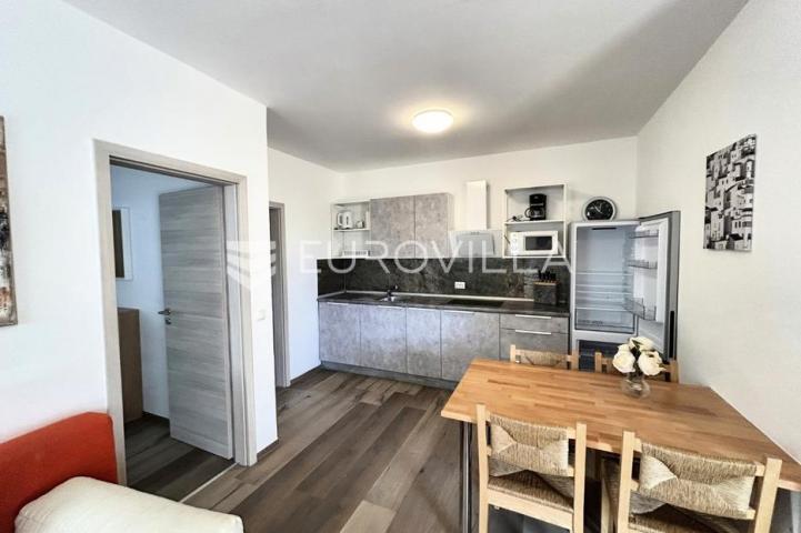 Vir, atraktivna apartmanska kuća s 4 stambene jedinice udaljene 150 m od plaže