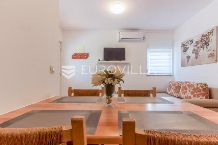 Vir, atraktivna apartmanska kuća s 4 stambene jedinice udaljene 150 m od plaže