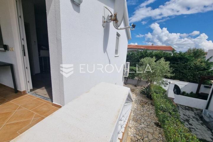 Vir, atraktivna apartmanska kuća s 4 stambene jedinice udaljene 150 m od plaže
