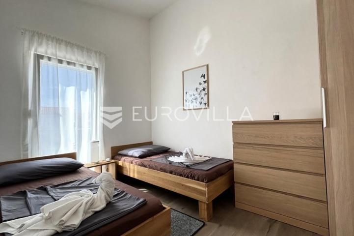 Vir, atraktivna apartmanska kuća s 4 stambene jedinice udaljene 150 m od plaže