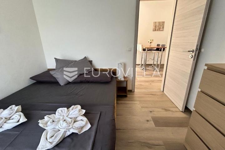 Vir, atraktivna apartmanska kuća s 4 stambene jedinice udaljene 150 m od plaže