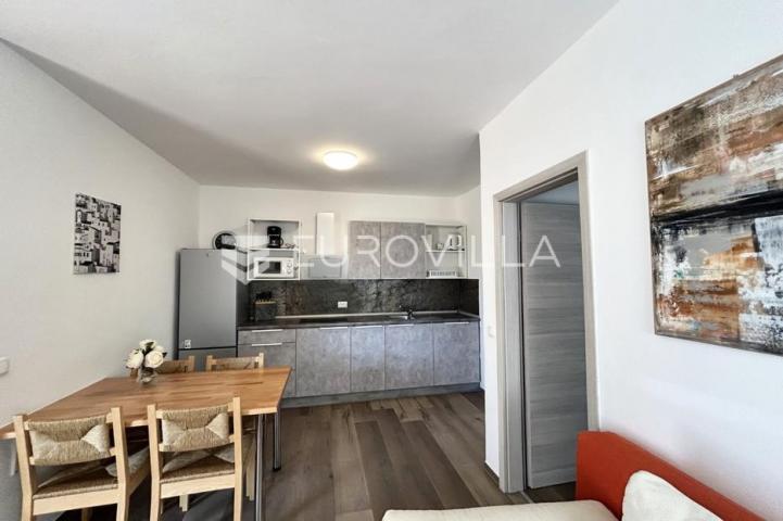 Vir, atraktivna apartmanska kuća s 4 stambene jedinice udaljene 150 m od plaže