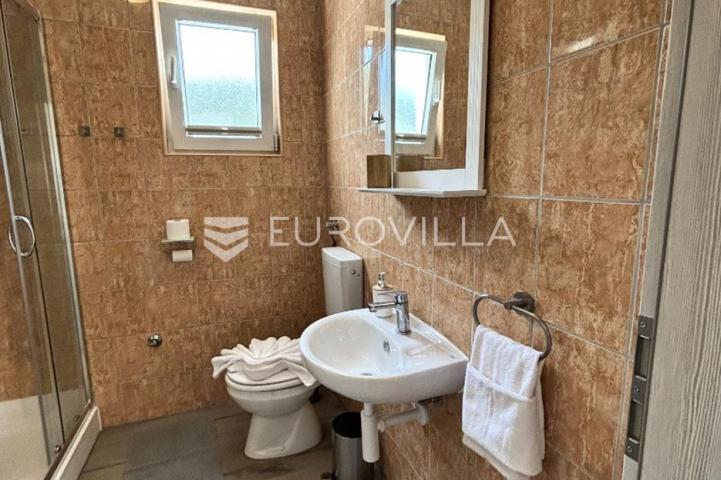 Vir, atraktivna apartmanska kuća s 4 stambene jedinice udaljene 150 m od plaže