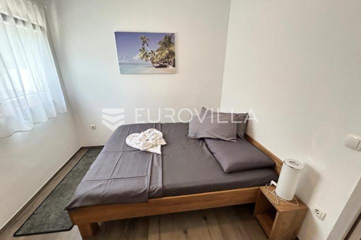 Vir, atraktivna apartmanska kuća s 4 stambene jedinice udaljene 150 m od plaže