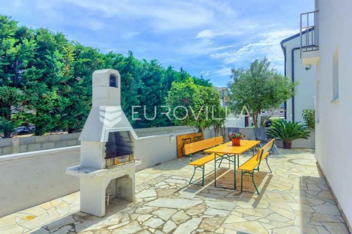 Vir, atraktivna apartmanska kuća s 4 stambene jedinice udaljene 150 m od plaže
