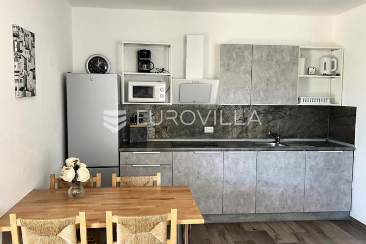 Vir, atraktivna apartmanska kuća s 4 stambene jedinice udaljene 150 m od plaže