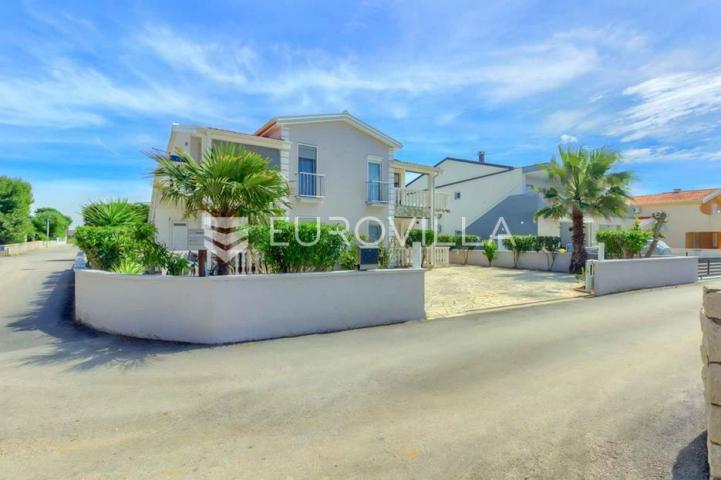 Vir, atraktivna apartmanska kuća s 4 stambene jedinice udaljene 150 m od plaže
