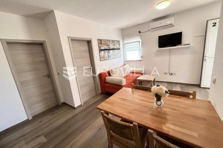 Vir, atraktivna apartmanska kuća s 4 stambene jedinice udaljene 150 m od plaže