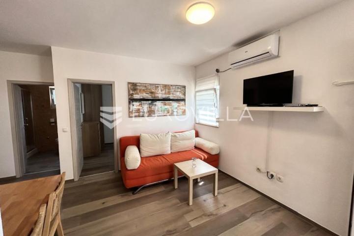 Vir, atraktivna apartmanska kuća s 4 stambene jedinice udaljene 150 m od plaže