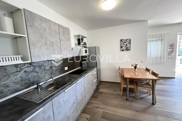 Vir, atraktivna apartmanska kuća s 4 stambene jedinice udaljene 150 m od plaže