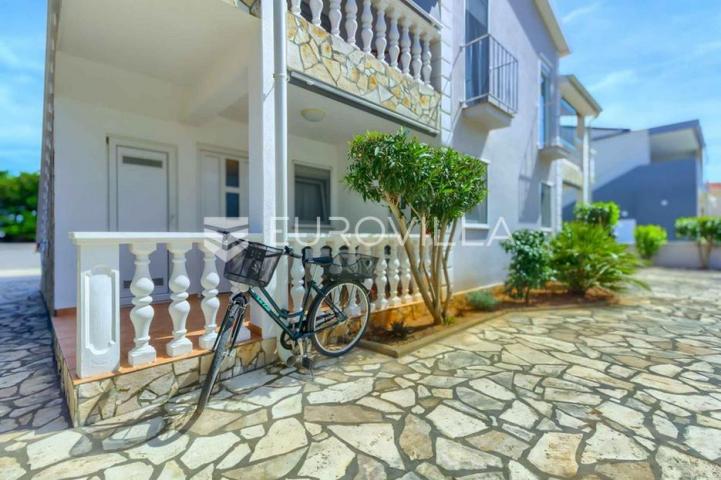 Vir, atraktivna apartmanska kuća s 4 stambene jedinice udaljene 150 m od plaže