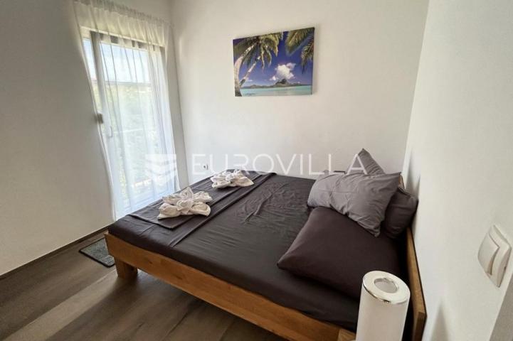 Vir, atraktivna apartmanska kuća s 4 stambene jedinice udaljene 150 m od plaže
